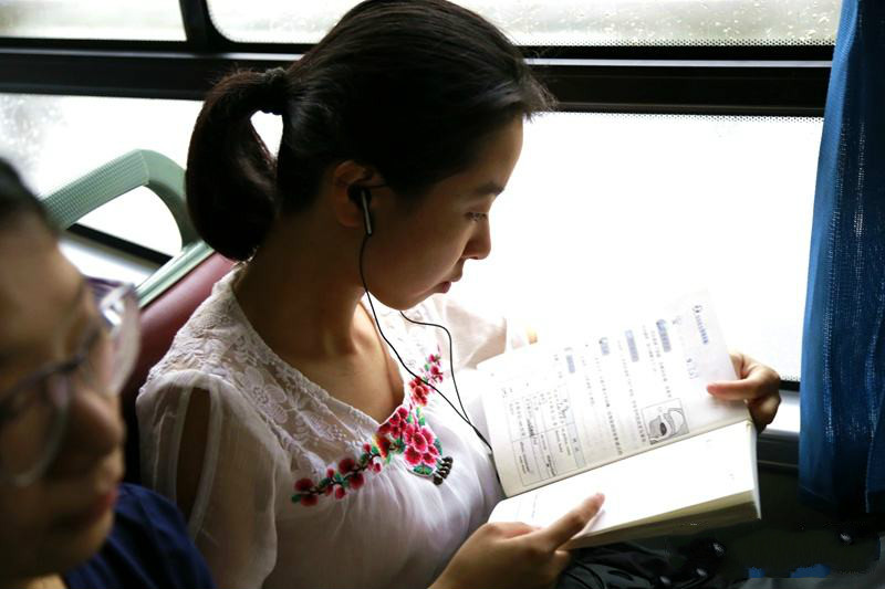 車內看書.jpg